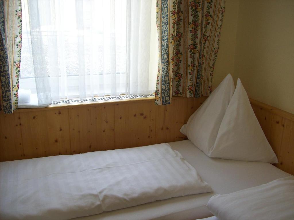 Hubertushof Fromwald Hotel Und Gasthof Bad Fischau 객실 사진